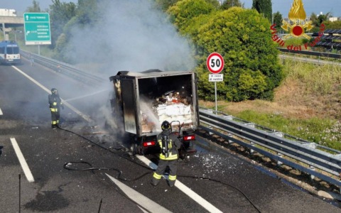 Incendio distrugge un camion sulla A4 vicino a Biandrate
