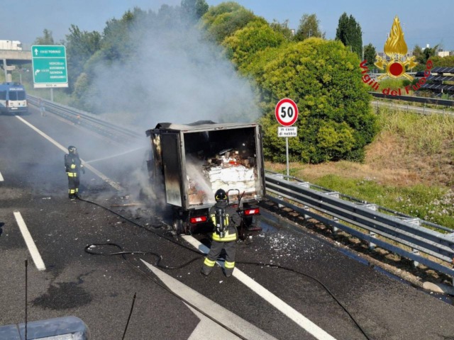 Incendio distrugge un camion sulla A4 vicino a Biandrate