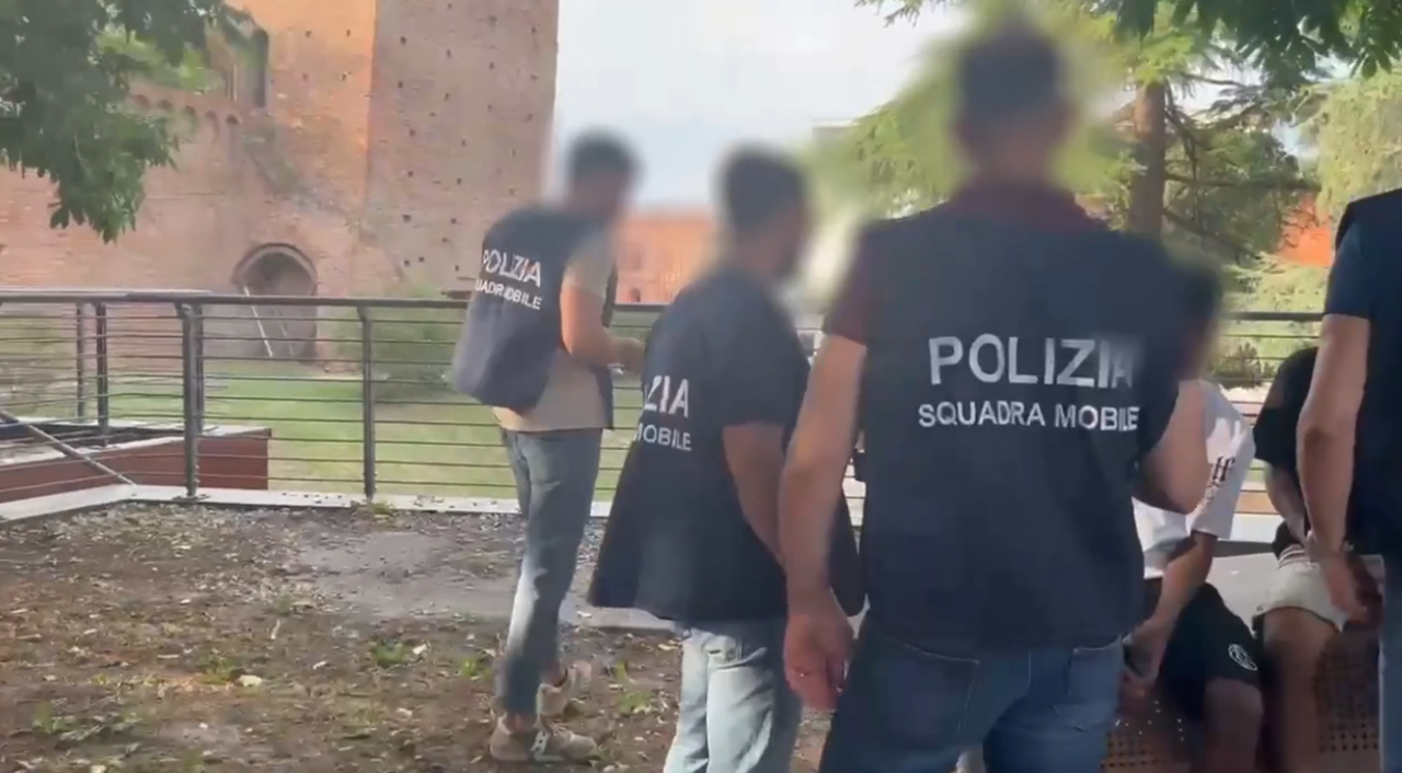 Maxi operazione contro la criminalità giovanile, 22 indagati a Novara: sequestrati droga e armi