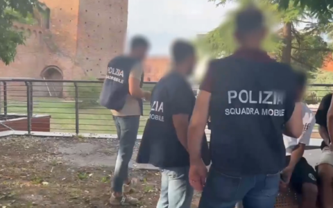 Maxi operazione contro la criminalità giovanile, 22 indagati a Novara: sequestrati droga e armi