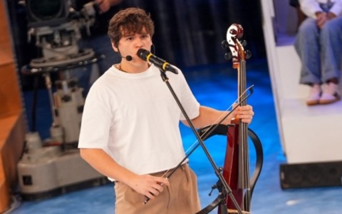 Michele Ballo di Amici si esibisce venerdì ad Arona