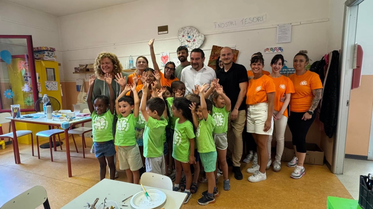 Novara, il sindaco e l’assessore visitano i centri estivi comunali: 600 bambini coinvolti