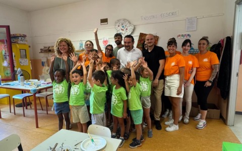 Novara, il sindaco e l’assessore visitano i centri estivi comunali: 600 bambini coinvolti