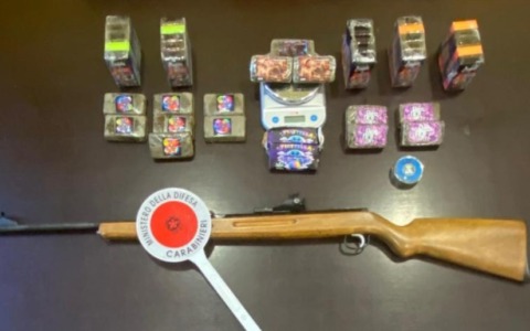 Oleggio: un pregiudicato arrestato con 4 kg di droga e armi