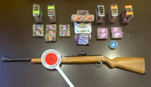 Oleggio: un pregiudicato arrestato con 4 kg di droga e armi