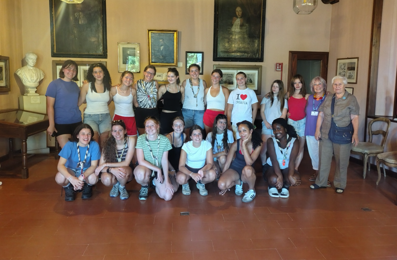 Un gruppo di scout belgi in visita alla Sala Manzoniana di Lesa