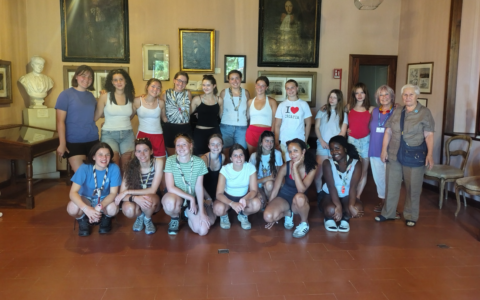 Un gruppo di scout belgi in visita alla Sala Manzoniana di Lesa