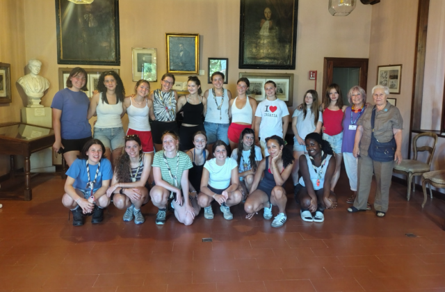 Un gruppo di scout belgi in visita alla Sala Manzoniana di Lesa