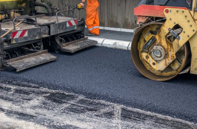 Trecate, avviati i lavori di asfaltatura in via Novara e via Romentino: intervento da 193mila euro